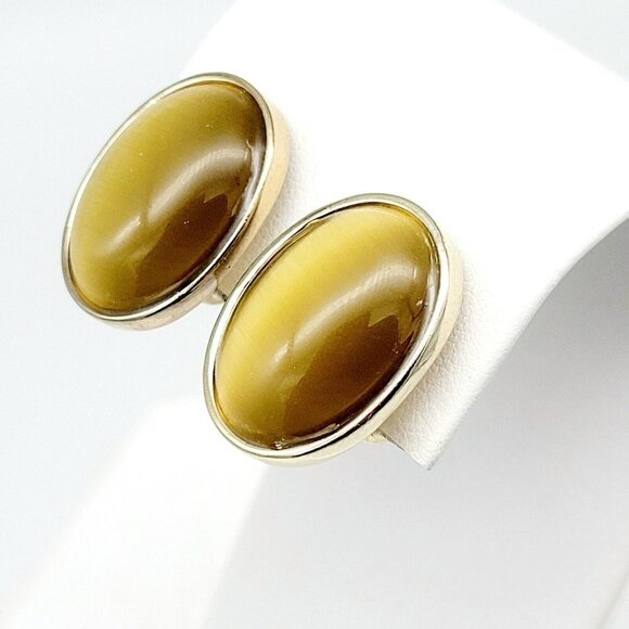 Monet Brown Cat's Eye Clip On Earrings Oval Gold Tone 3/4" Classy Everyday Wear - Picture 4 of 5